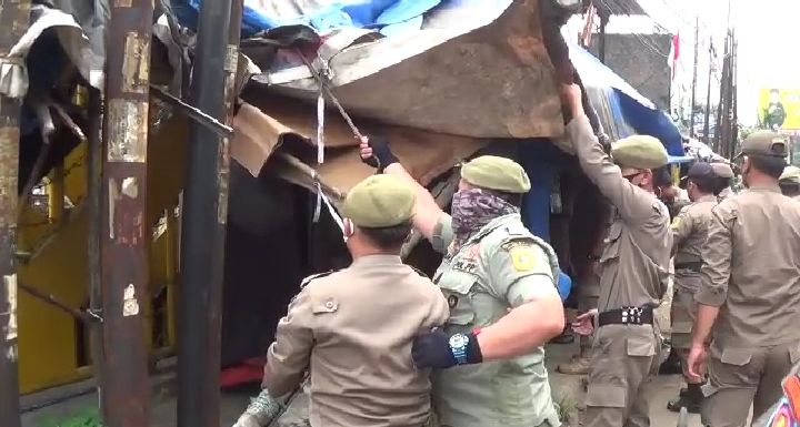 Tangkapan layar video SatpolPP Kabupaten Bogor saat melakukan penertiban bangunan usaha di trotoar Jalan Raya Bogor-Jakarta. 