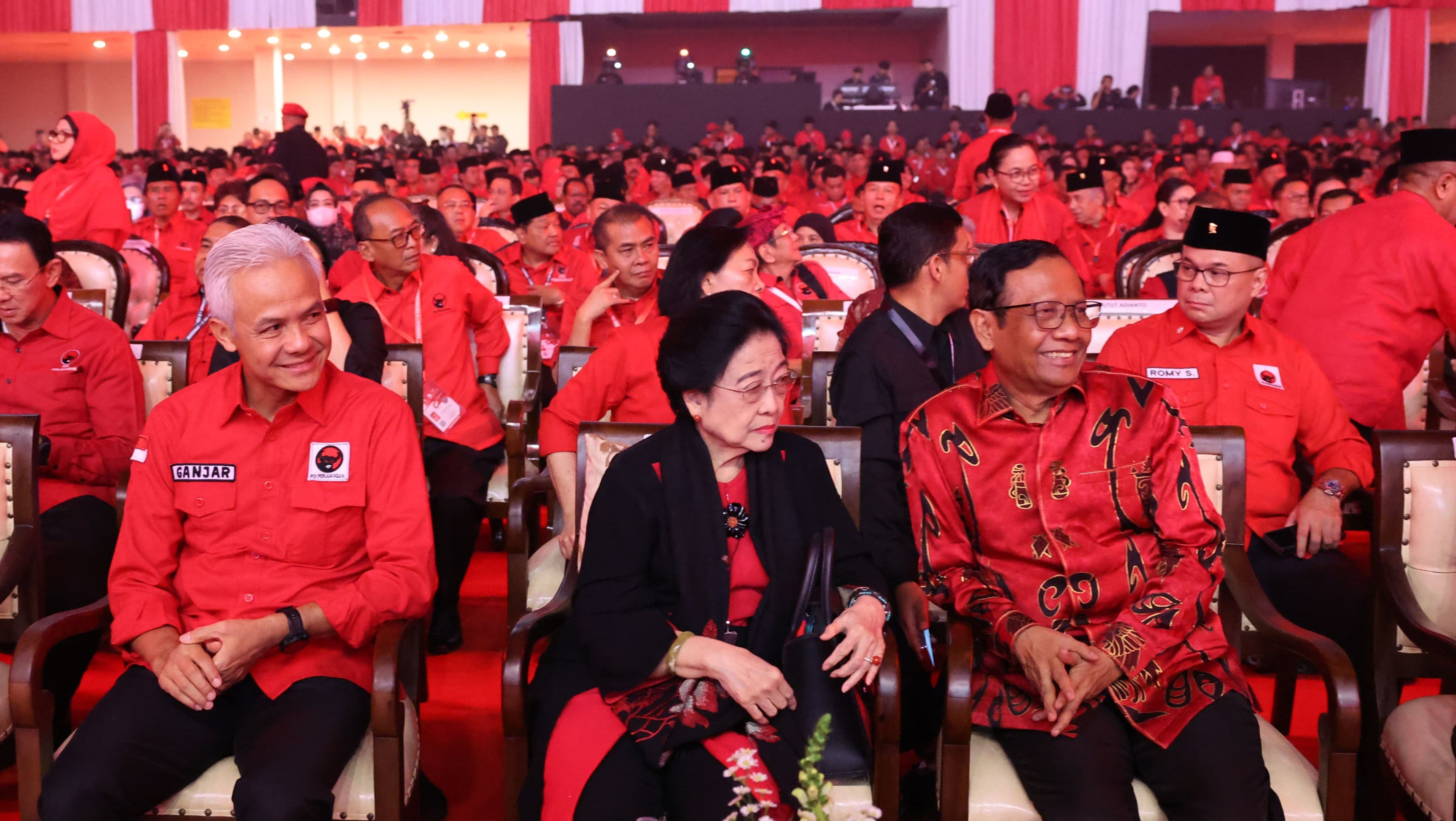 Momen Megawati Soekarnoputri duduk diapit Ganjar Pranowo dan Mahfud MD di pembukaan Rakernas V PDIP, Jumat, 24 Mei 2024 siang.  