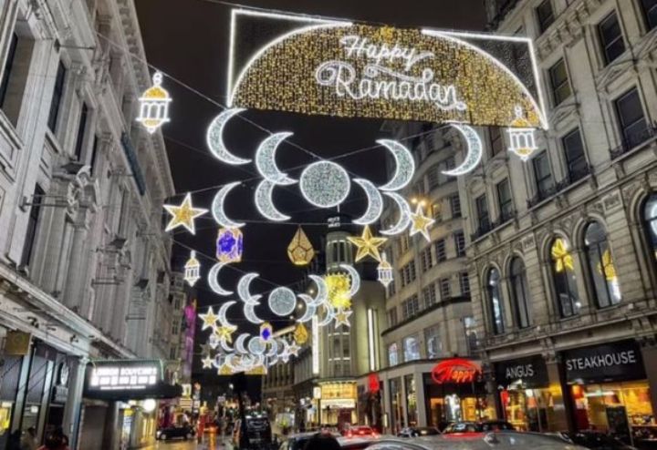 Potret semarak bulan suci Ramadhan di jalan Picadilly Circus, Kota London, Inggris pada 22 Maret 2022.
