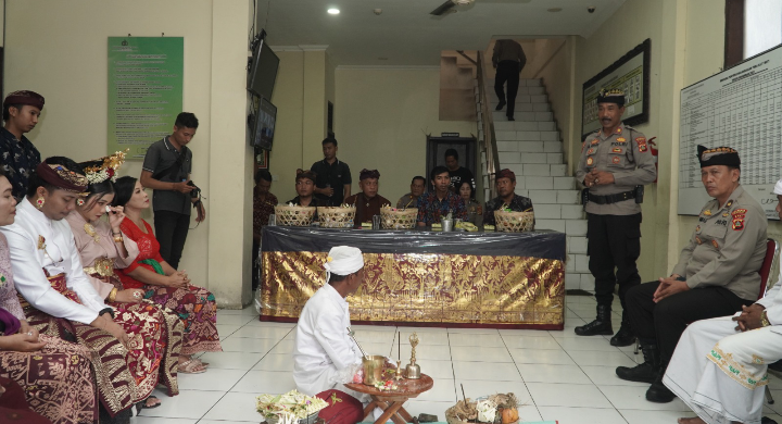 Pawiwahan atau pernikahan tahanan di Mapolresta Denpasar Jumat 24 Maret 2023.