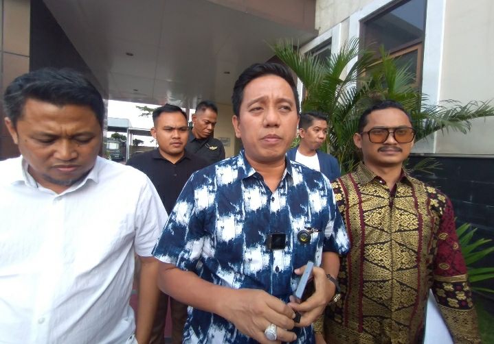 Achmad Taufan Soedirjo (kemeja biru bermotif) kuasa hukum saksi Danu di kasus Subang 2021 mengaku bahwa pihaknya telah menerima status tersangka atas kliennya itu