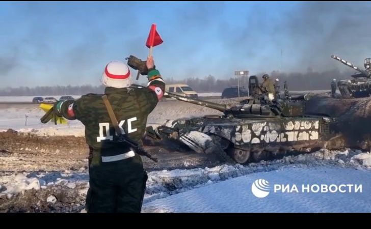Kemenhan Rusia merilis video di Telegram yang menunjukkan tank ditarik usai melakukan latihan, Selasa, 15 Februari 2022.