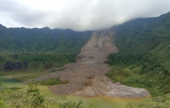 Kondisi terkini tebing longsor di Gunung Galunggung, Kabupaten Tasikmalaya, Jawa Barat. 