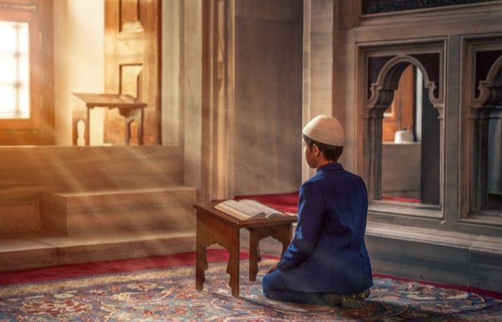 Ilustrasi,  lafadz bacaan surat Al Jumu'ah ayat 1-11 dalam tulisan Arab, latin dan artinya
