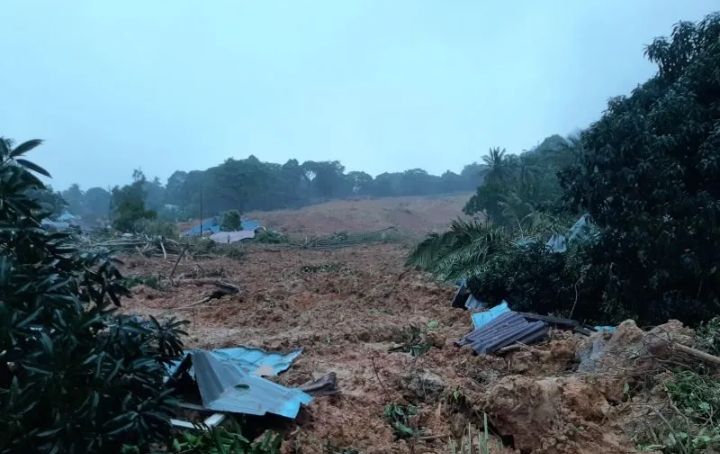 Longsor yang melanda Kampung Molon, Desa Pangkalan, Kecamatan Serasan, Kabupaten Natuna, Kepri.