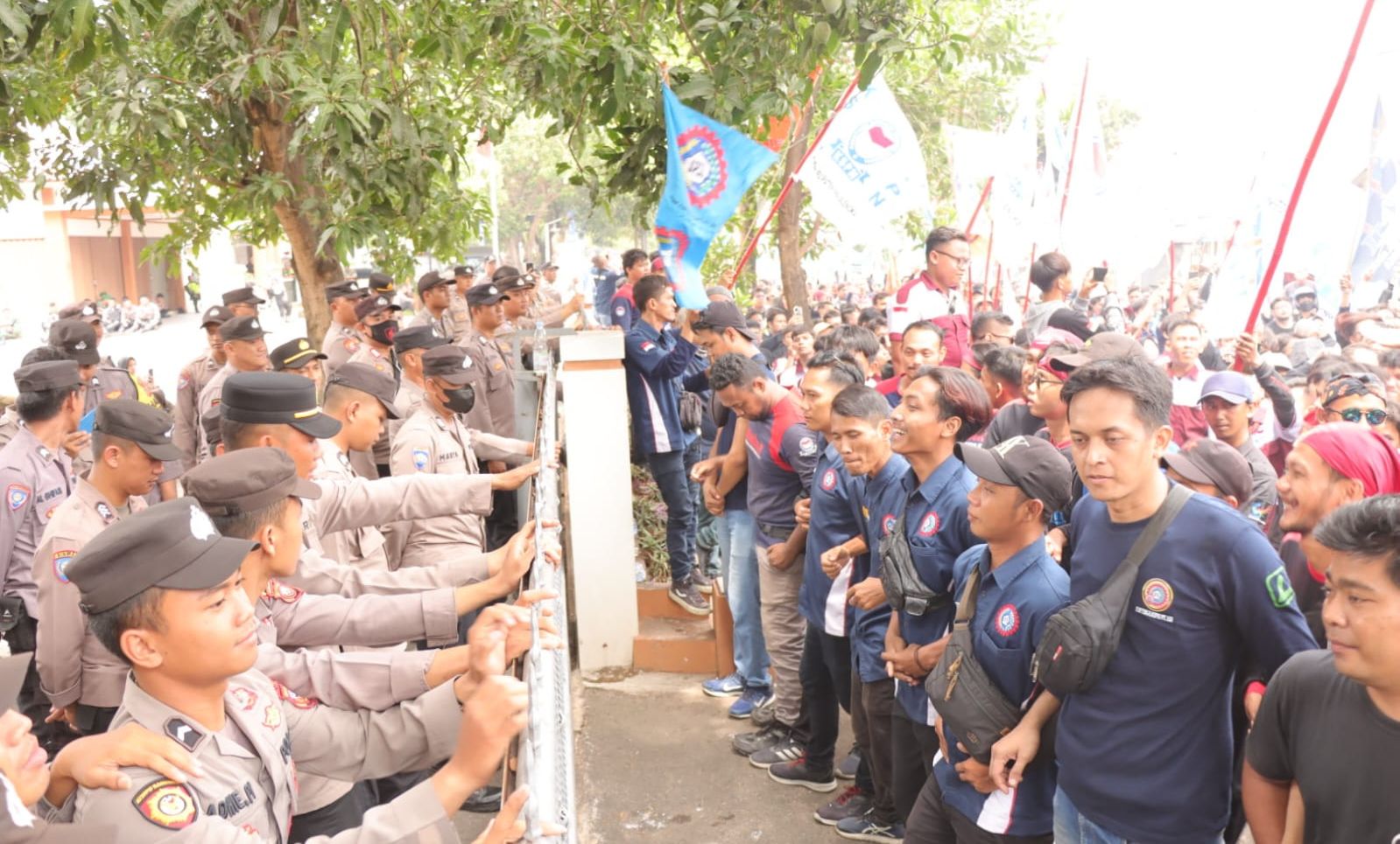 Aparat Kepolisian dari Polres Majalengka mengawal demo buruh yang memohon kenaikan UMK di halaman Kantor Kokardan Majalengka pada Kamis, 23 November 2023.