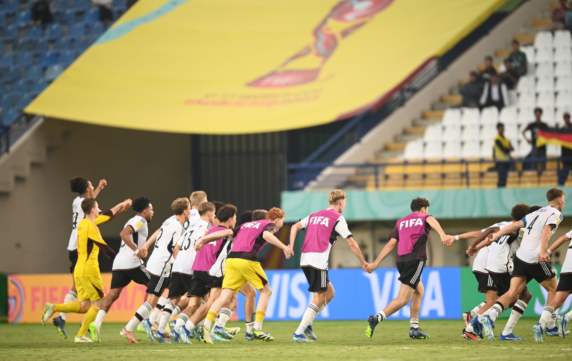 Pesepak bola Timnas Jerman melakukan selebrasi usai mengalahkan Timnas Amerika Serikat pada pertandingan babak 16 besar Piala Dunia U-17 2023 di Stadion Si Jalak Harupat, Kabupaten Bandung, Jawa Barat, Selasa (21/11/2023). Timnas Jerman menang 3-2 atas Amerika Serikat dan lolos ke perempat final Piala Dunia U-17 melawan Spanyol. 