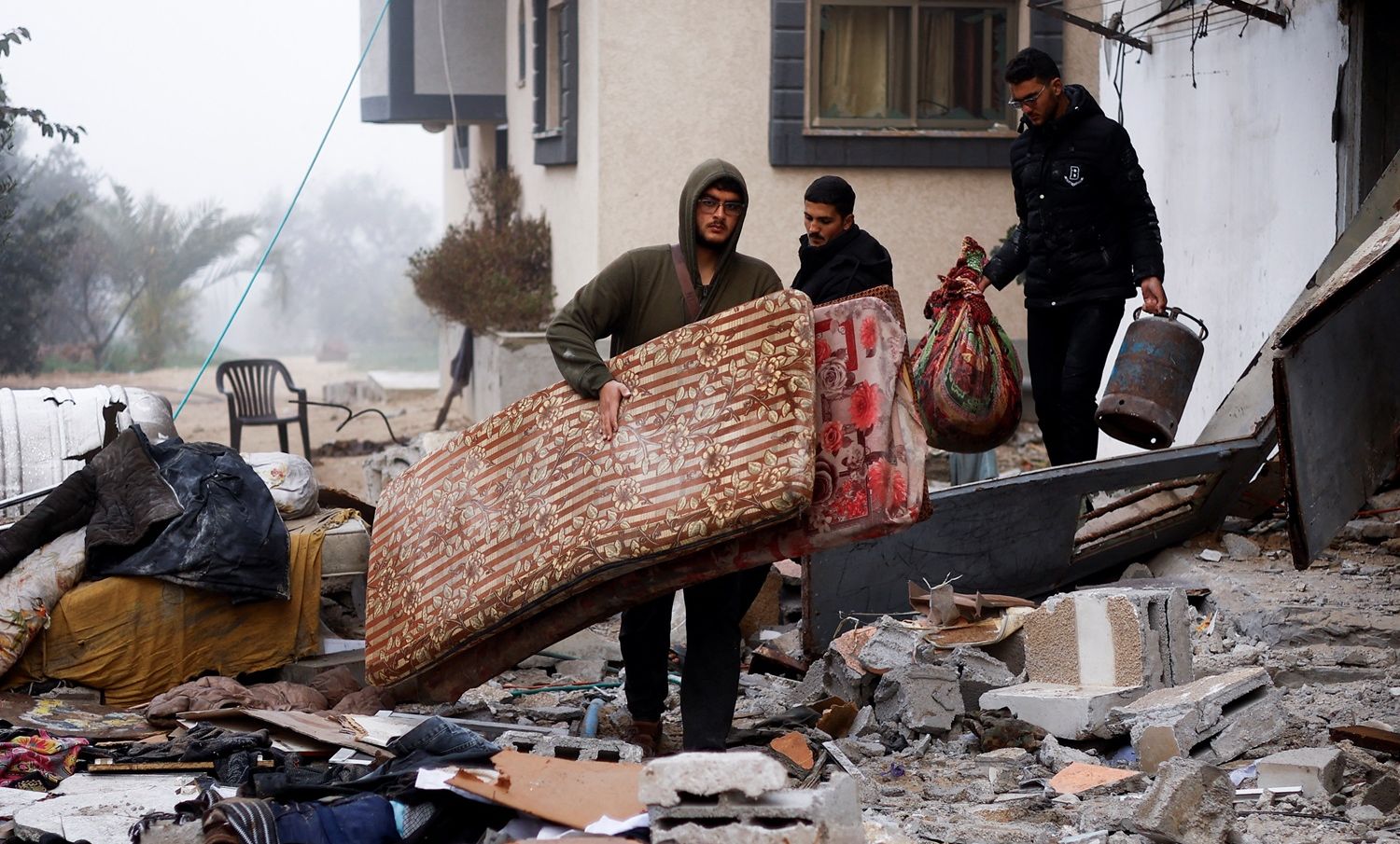 warga Palestina membawa barang-barang setelah diserang Israel, di Rafah di bagian selatan Jalur Gaza, 9 Februari 2024. 