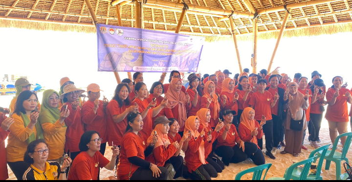 Para anggota DWP BKSDA Bali dalam acara edukasi dan sosialisasi transplantasi terumbu karang di Pantai Pandawa yang disuport KPKHN Minggu 12 Maret 2023.