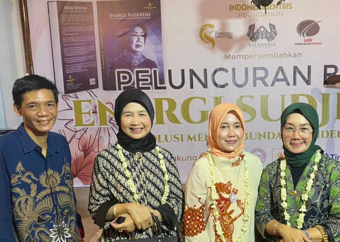 Alfi Rahmadi Penilis dan Editor Buku Energi Sudjiatmi bersama ketiga Putri Ibu Sudjiatmi saat peluncuran buku di kota Solo , 22 Desember 2021