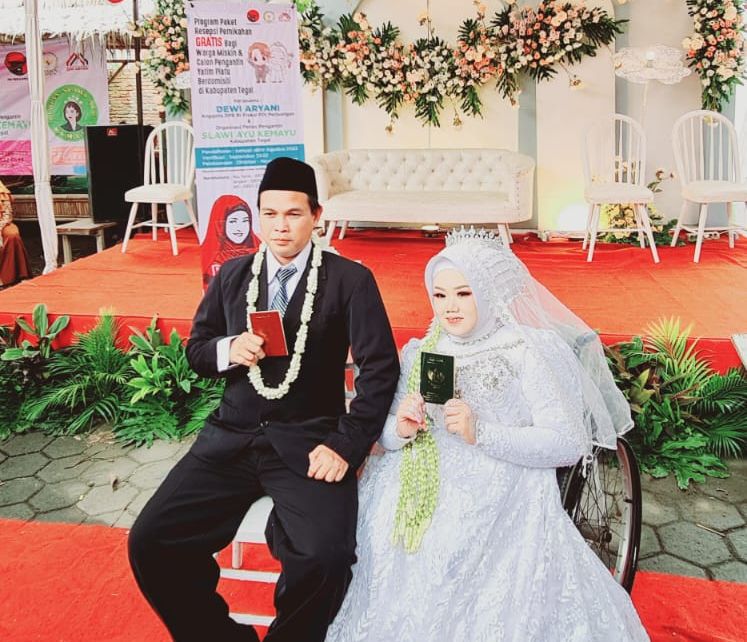 Pasangan pengantin Hasim dan Erlin usai akad nikah. 