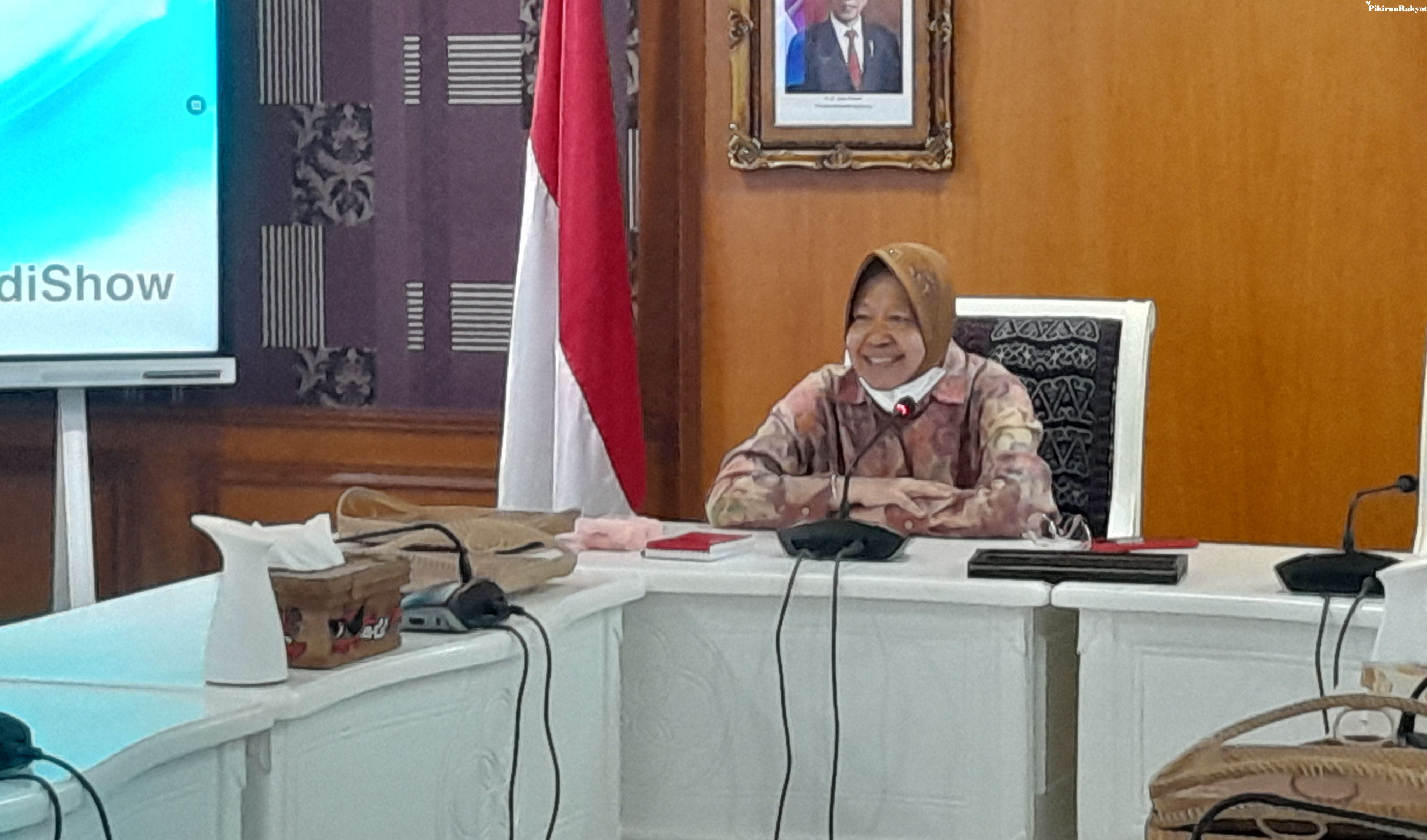 Mensos Risma saat konferensi pers terkait penggeledahan di kantor Kemensos oleh KPK.