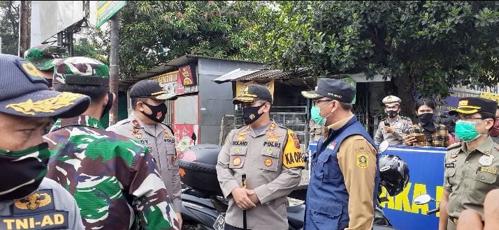 Wakapolda Jabar Brigjen Pol Eddy Sumitro didampingi Kapolres Bogor AKBP Roland Ronaldy dan Wakil Bupati Bogor Iwan Setiawan saat kunjungan operasi yustisi di Cibinong. 