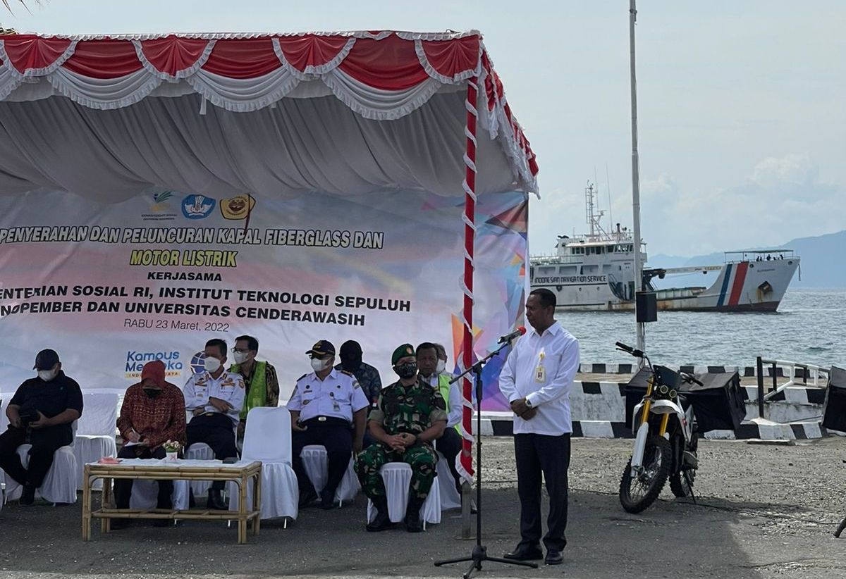 Sambutan Rektor UNCEN Dr. Ir. Apolo Safanpo, ST. MT. Pada peluncuran kapal Fiberglass dan Motor Listrik di Dermaga Distrik Navigasi Kelas II Jayapura di hadapan ibu Menteri Sosial RI dan Wakil Rdktor IV ITS dan Pimpinan Muspida Papua.