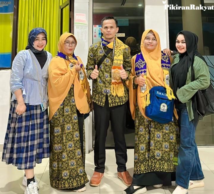 Direktur PT An-Nissa Hidayah Pat Petulai Saat Mengantarkan Dwi Setiawan di Bandara Fatmawati Soekarno, Bengkulu