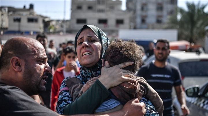 Seorang wanita menggendong putranya yang berusia 3 tahun, Ekrem Salih Abu Shemale yang tewas pasca serangan udara Israel yang berlanjut di Kota Gaza, Palestina pada 26 Oktober 2023.