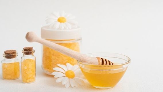 Ilustrasi masker madu untuk mengatasi kulit kering.