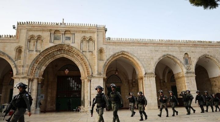 Pasukan bersenjata Israel yang tengah memasuki kompleks Masjid Al-Aqsa.