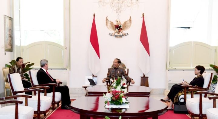 Presiden Joko Widodo (tengah) berbincang dengan Duta Besar Palestina untuk Indonesia, Zuhair Al-Shun (kiri) di Istana Merdeka, didampingi Menteri Luar Negeri Indonesia Retno LP Marsudi (kanan) di Jakarta pada Jumat, 24 Maret 2023.