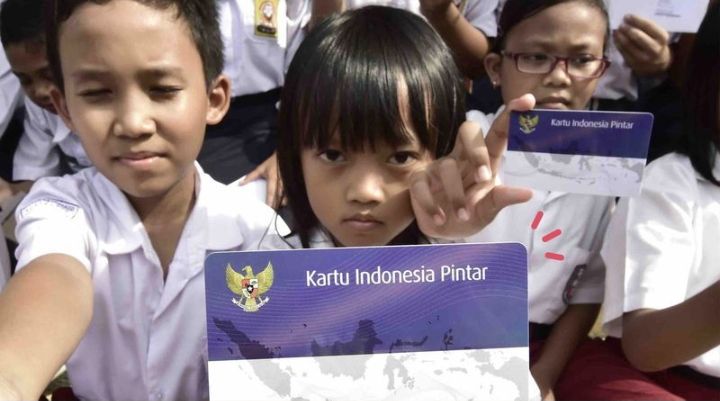 Para pelajar SMP memperlihatkan Kartu Indonesia Pintar (PIP) miliknya masing-masing./orami photo stocks/