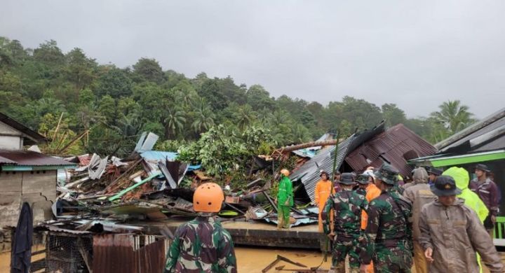 Longsor yang terjadi di Kampung Molon, Desa Pangkalan, Kecamatan Serasan, Kabupaten Natuna, Kepri pada hari Senin, 6 Maret 2023 pukul 11:15 WIB