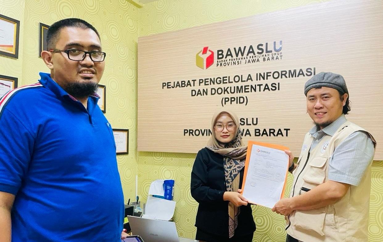 Laporan THN AMIN Jabar ke Bawaslu di Jalan Turangga, Kota Bandung pada Jumat 16 Februari 2024.