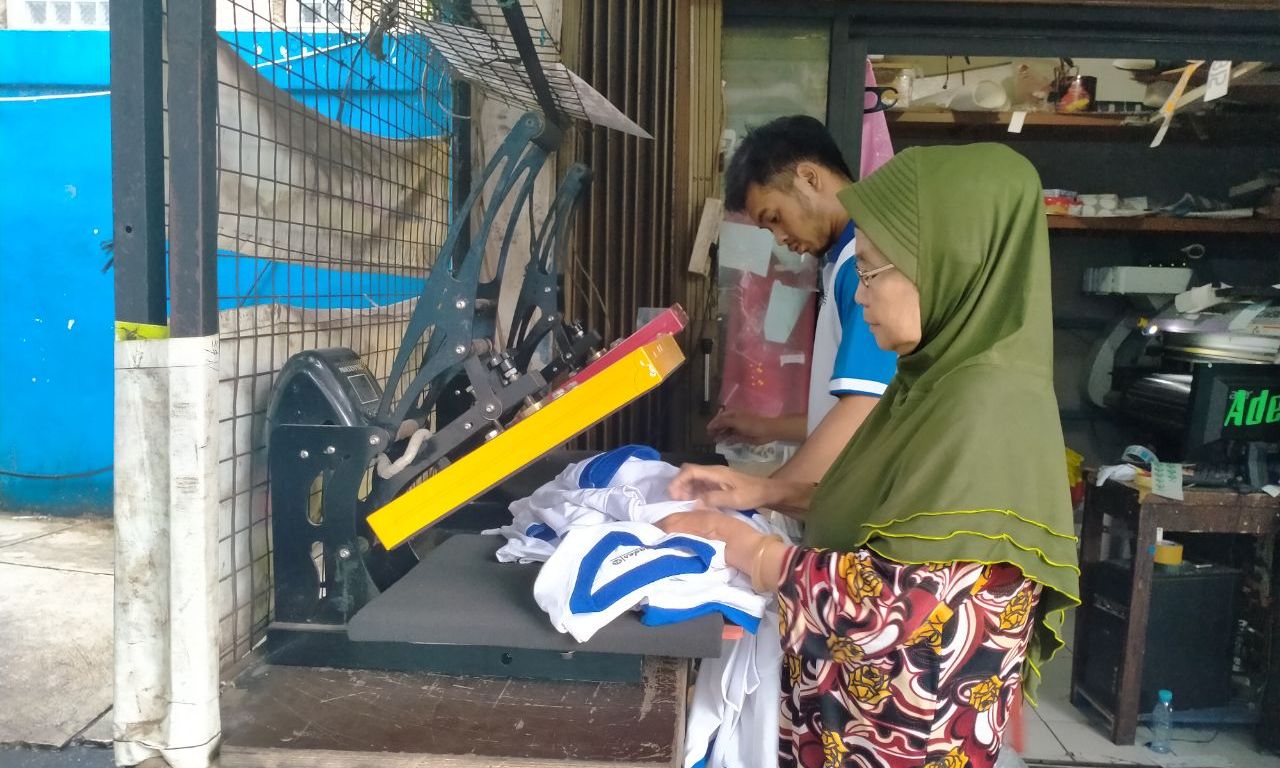 PEGAWAI toko perlengkapan olah raga Ade Sopr di area Stadion SIDOLIG, Kota Bandung tengah menyelesaikan pembuatan barang pesanan pembeli, Selasa 24 Desember 2019.*