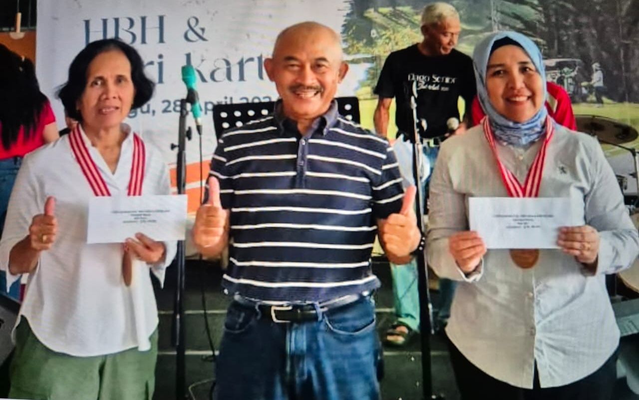 Wakil Ketua PGB  Arief MT, bersama pemenang kelompk Wanita  Nur Fharyana (kiri) dan Fera (kanan)./Neli