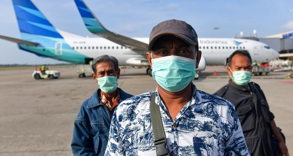 PENUMPANG maskapai Wings Air menggunakan masker saat akan menaiki pesawat di Bandara Hang Nadim, Batam, Selasa 4 Februari 2020.*