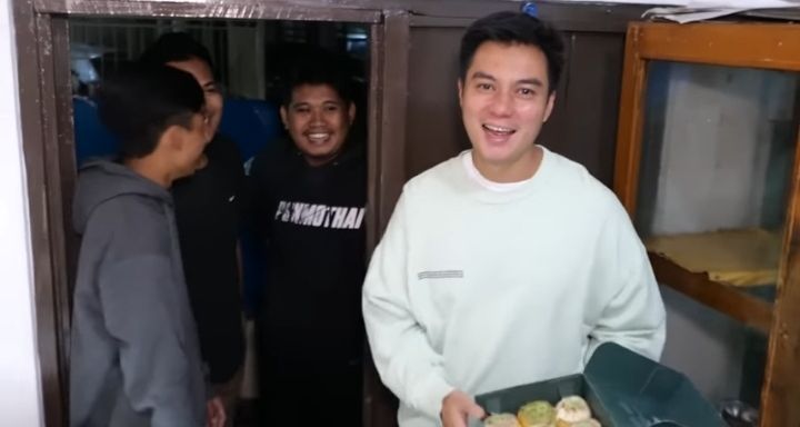 Potret Baim Wong saat menggeruduk rumah warga untuk ikut sahur bareng.