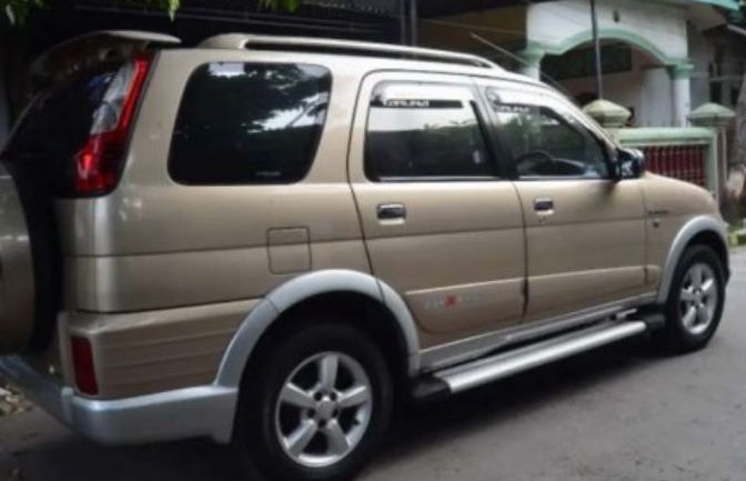 Ilustrasi Mobil SUV jadul, Daihatsu Taruna Oxxy 