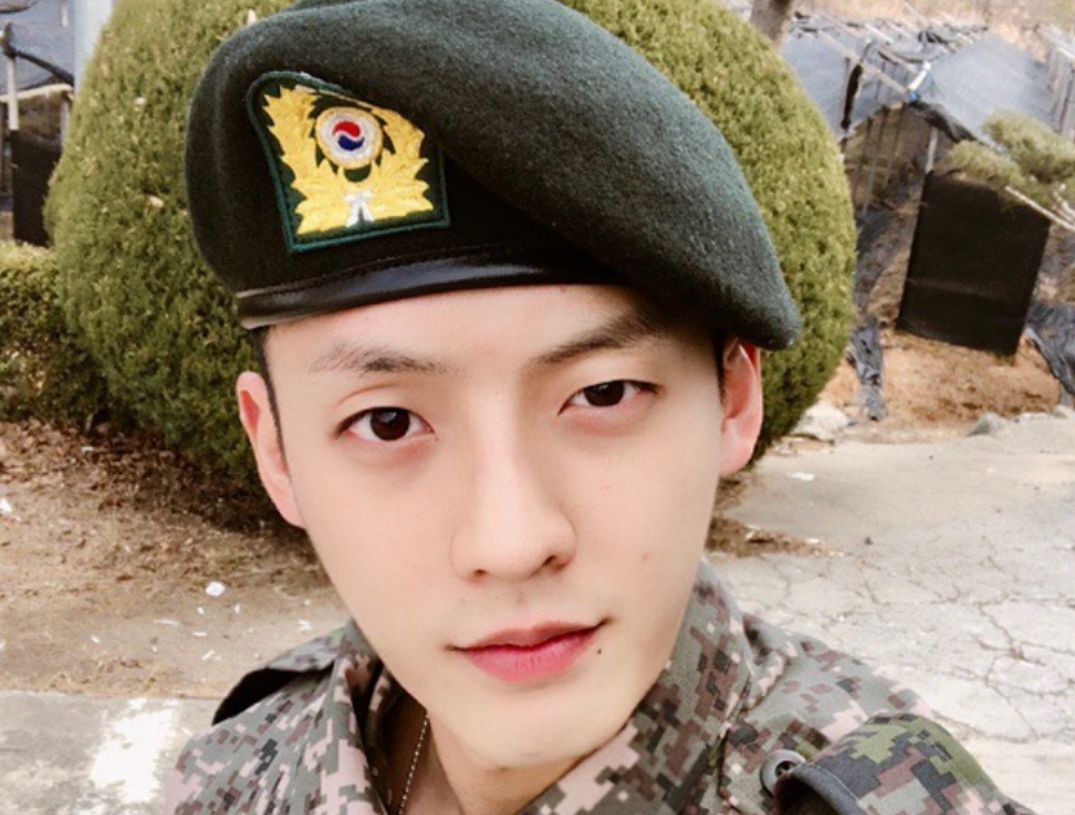 Minhyuk Btob Keluar Wajib Militer Pekan Ini Jurnal Gaya