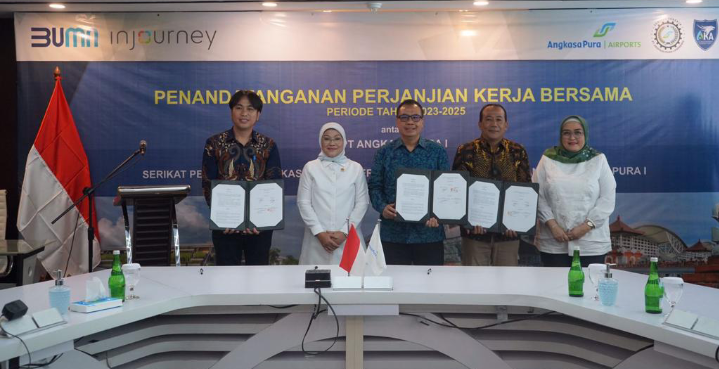 Usai proses penandatanganan PKB antara PT Angkasa Pura I dan Serikat Pekerja dan Asosiasi Karyawan di Jakarta Senin 13 Maret 2023.