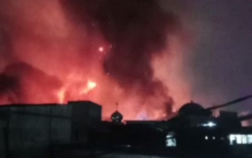 Sedikitnya sembilan pekerja dilarikan ke rumah sakit akibat insiden ledakan kilang milik PT Kilang Pertamina Internasional (KPI) Refinery Unit Dumai, Riau, pada Sabtu malam 1 April 2023.
