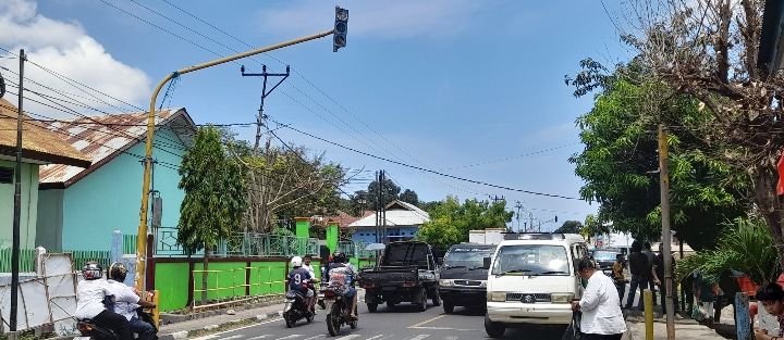 Rambu lalu lintas di salah satu titik kemacetan di Kota Larantuka yang berada di Kelurahan Ekasapta