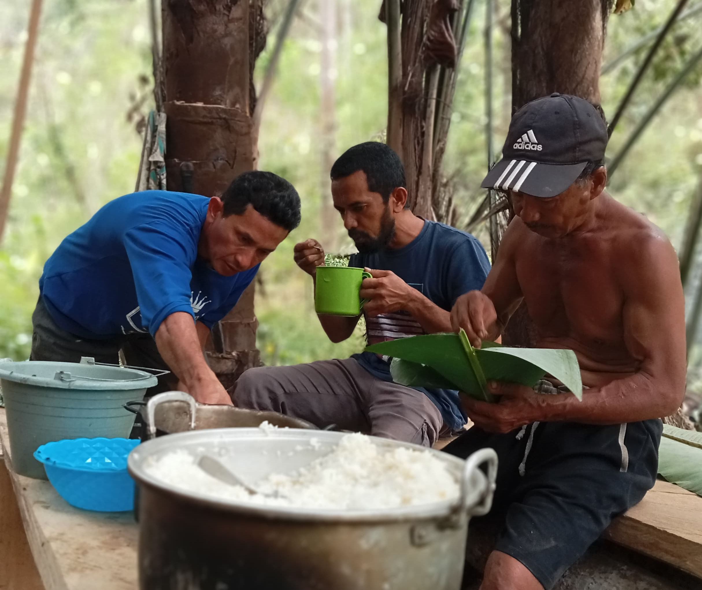 Para petani dan panitia Youth Camp South Sulawesi makan bersama setela gotong royong/WartaBulukumba.Com