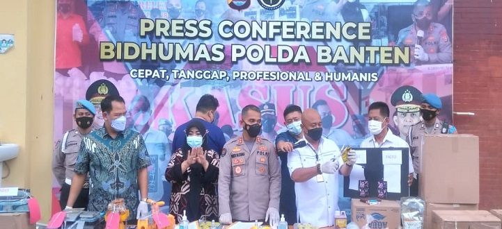 Suasana konferensi pers Polda Banten ungkap kasus shampo dan minyak rambut palsu, Jumat 31 Desember 2021.