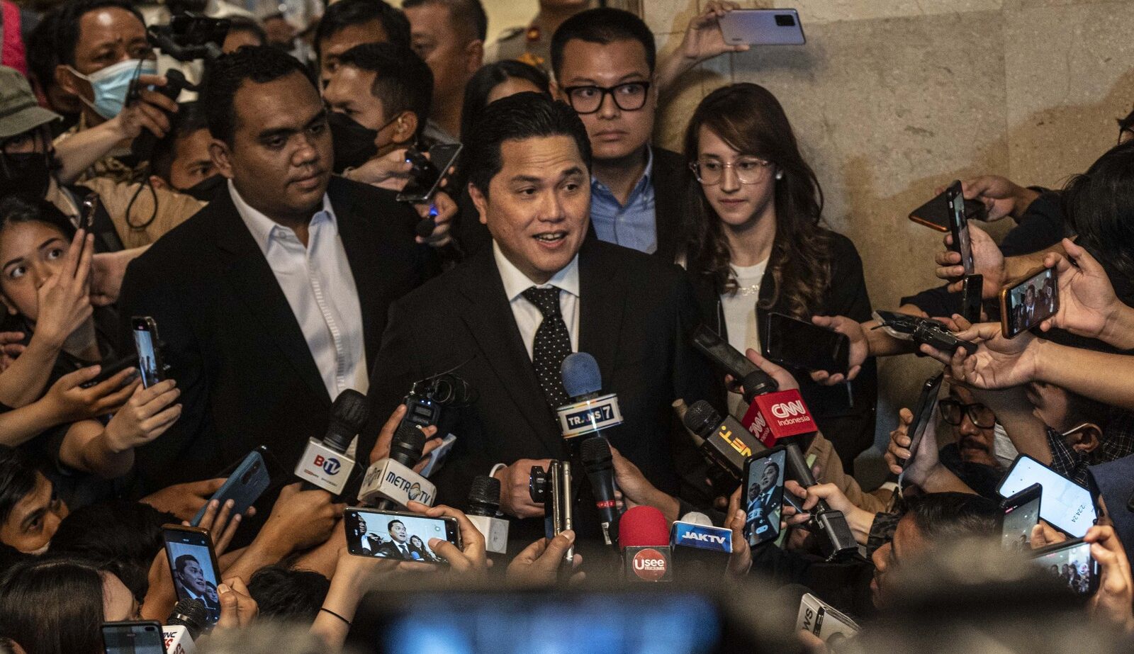 Ketua Umum PSSI terpilih Erick Thohir (tengah) memberikan keterangan pers dalam Kongres Luar Biasa Persatuan Sepak Bola Seluruh Indonesia (KLB PSSI) 2023 di Jakarta