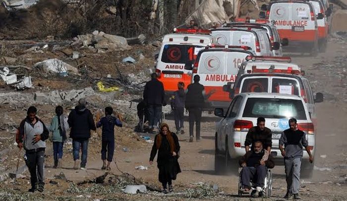 Konvoi ambulans menuju utara Gaza selama gencatan senjata sementara antara Israel dan Hamas, pada 24 November 2023.