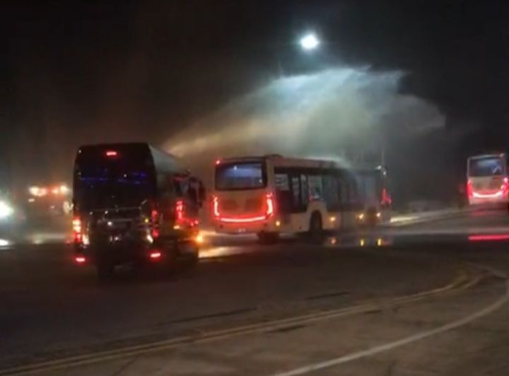 Bus yang ditumpangi Greysia Polii dan Apriyani Rahayu bersama Kontingen Indonesia lainnya yang berlaga di Olimpiade Tokyo 2020 mendapat water salute dari pihak Bandara Internasional Soekarno-Hatta