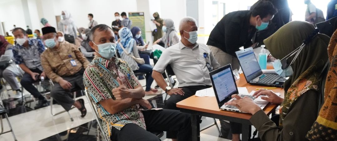 Puluhan Karyawan Perumda Air Minum Tirta Raharja mengantri untuk mengikuti program vaksinasi massal di RSUD Otto Iskandardinata Soreang, Kabupaten Bandung. Kamis 18 Maret 2021.