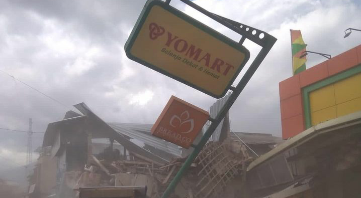 Sebuah minimarket ambruk karena gempa bumi di Cianjur.