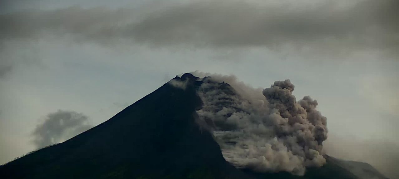 Gunung Merapi  Meletus 2022 Merapi  Semeru Erupsi Ini 