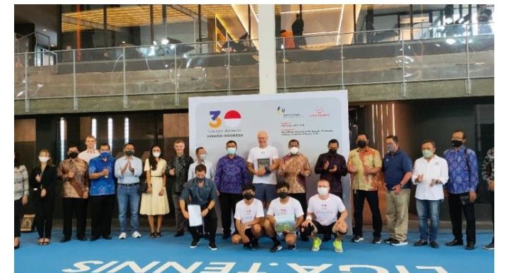 Duta Besar Ukraina untuk Indonesia menyaksikan pertandingan Tenis persahabatan dalam rangka merayakan 30 tahun Hubungan kedua Negara
