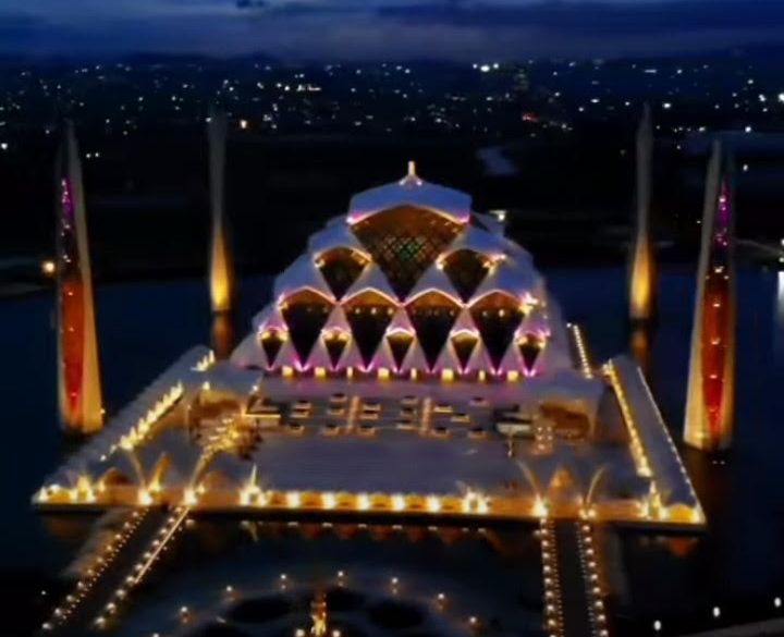 Masjid Al Jabbar di Gedebage, Kota Bandung, Jawa Barat.