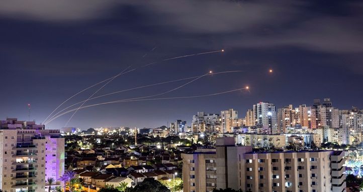 Sistem anti-rudal Iron Dome Israel mencegat roket yang diluncurkan dari Jalur Gaza, seperti yang terlihat dari Ashkelon, di Israel selatan, 15 Oktober 2023.