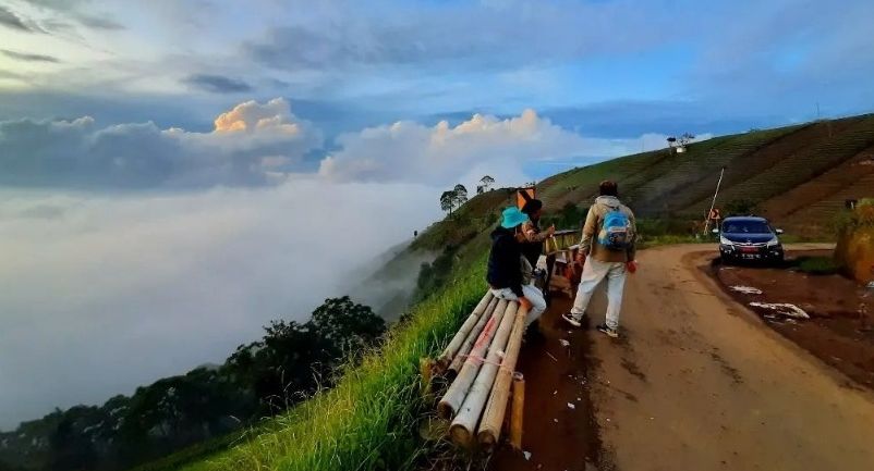 Terasering Panyaweuyan salah satu andalan khas Kabupaten Majalengka yang menjanjikan pemandangan indah instagramable.