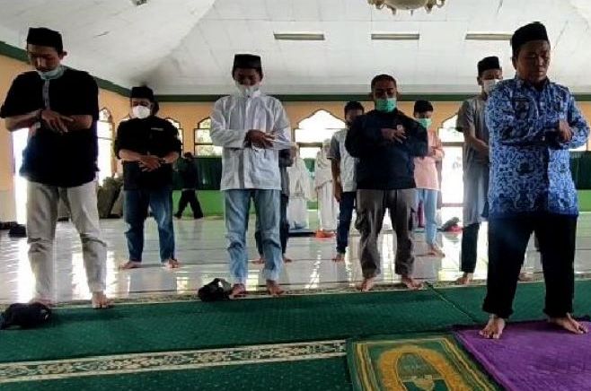 Sesungguhnya Allah dan para Malaikat-Nya bersolawat kepada orang-orang yang berada di shaff-shaff sebelah kanan.