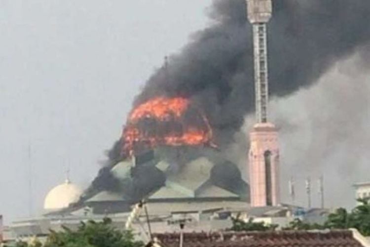 Kubah Masjid Jakarta Islamic Center Kebakaran, 10 Unit Mobil Pemadam Dikerahkan