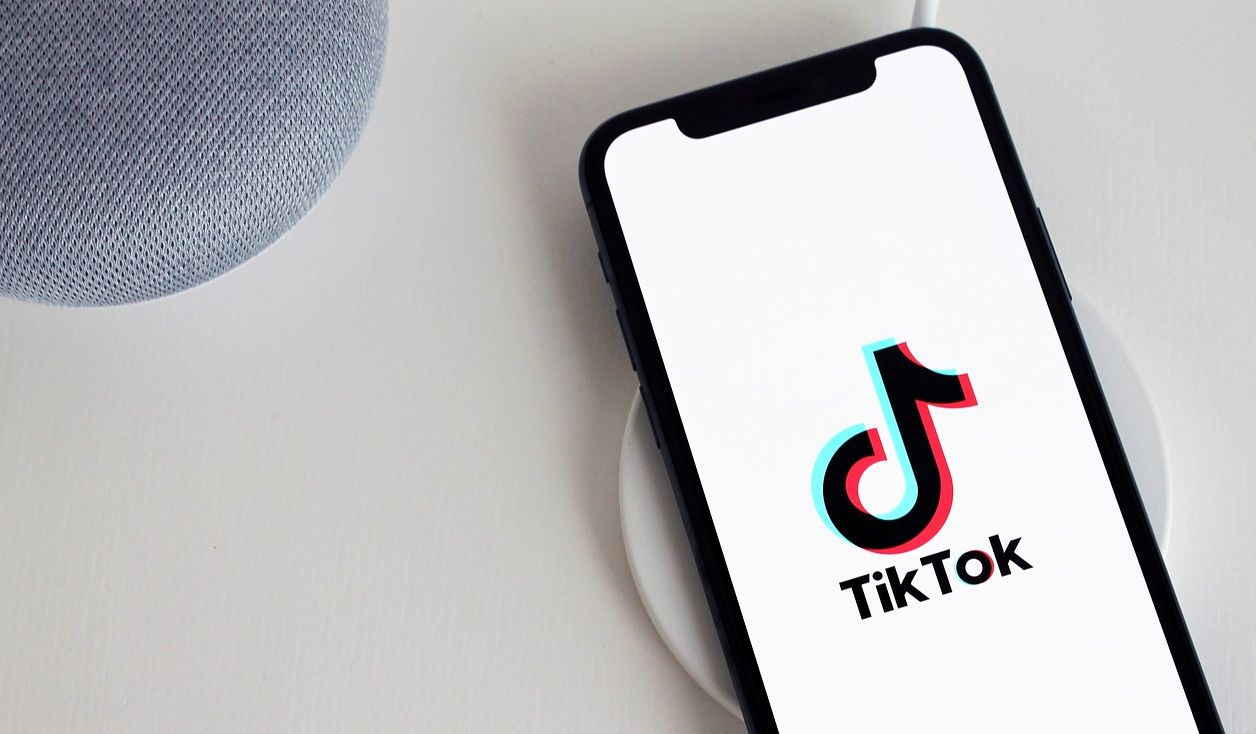 Ilustrasi aplikasi TikTok pada ponsel.